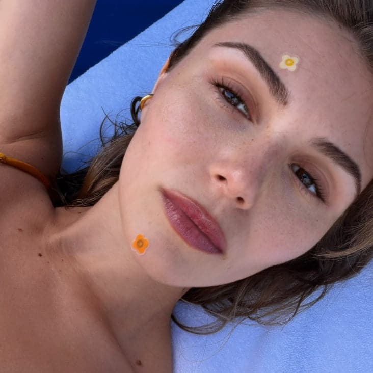 olivia wears spotwear daisy