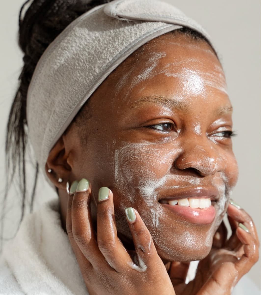 tiana cleansing her face with pineapple refresh